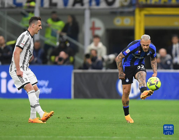 需要更加努力！阿莫林谈梅努：20岁在曼联做替补不丢人，亲属言行跟他无关（阿莫林评梅努：20岁在曼联坐板凳不丢脸，亲属言行不代表他，他仍需更努力）