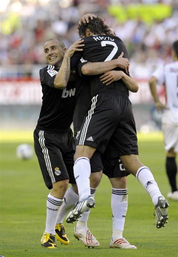 邮报：谢什科对曼联与纽卡都表达过兴趣，但他稍微倾向于红魔（邮报：谢什科同时考虑曼联与纽卡，但略偏向红魔）