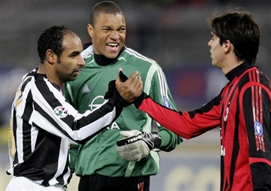 太疼了，萨勒马克尔斯被对手踩中后在地上抽动（萨勒马克尔斯遭对手踩踏后痛苦倒地抽搐）