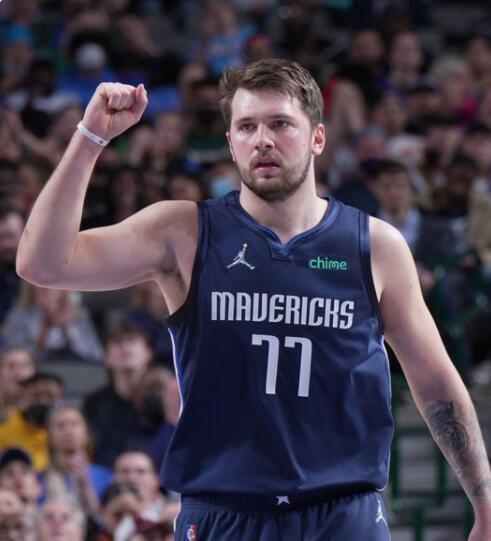 对手长驱直入的回合：杨瀚森在进攻与防守间摇摆不定（对手一路突破之时：杨瀚森在攻防选择上摇摆不定）