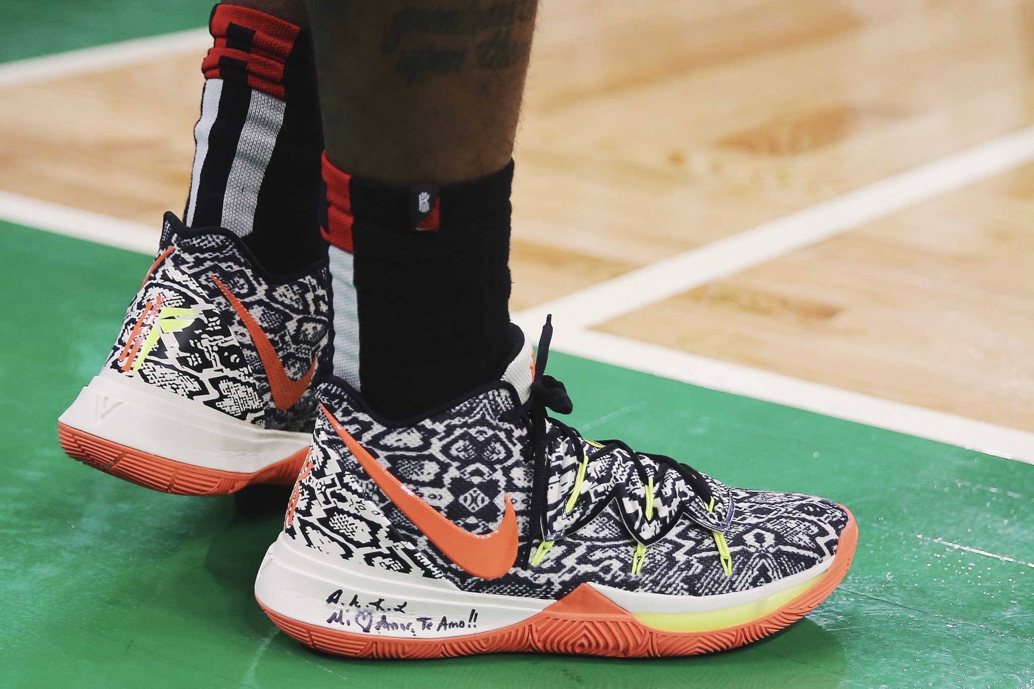 杜普兰蒂斯、特博戈两名巴黎奥运会金牌得主为摩纳哥vs巴黎开球（两位巴黎奥运金牌得主杜普兰蒂斯与特博戈为摩纳哥对阵巴黎比赛开球）