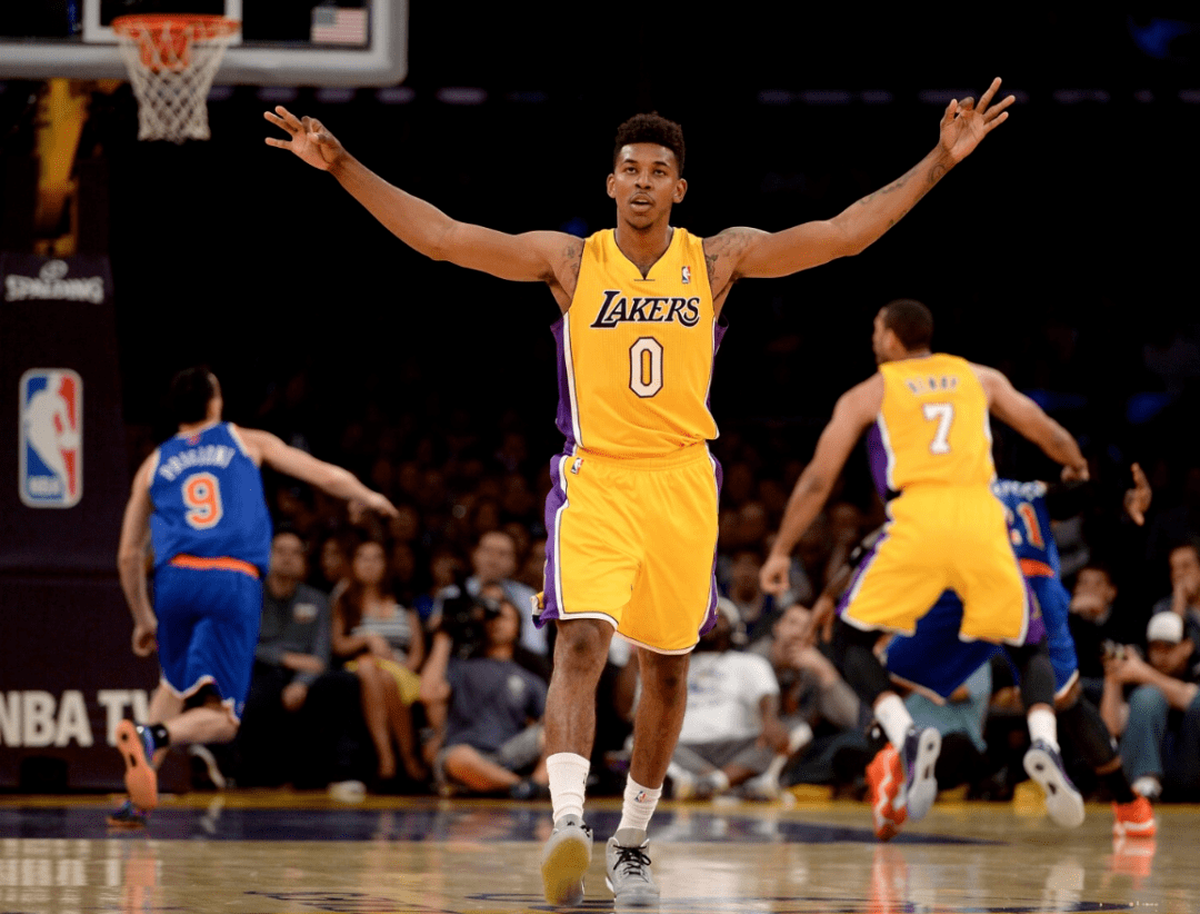 雪飞天逆转绝杀！苏翊鸣卫冕单板滑雪大跳台冠军（苏翊鸣上演雪飞天逆转绝杀，成功卫冕单板滑雪大跳台冠军）