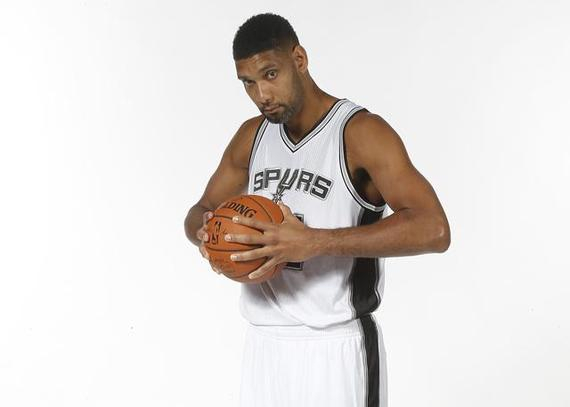 高诗岩追身三分，深圳队开场三分球3中3，激情四溢的篮球盛宴（高诗岩追身三分点燃全场，深圳队开局外线3投3中，篮球激情全面爆发）