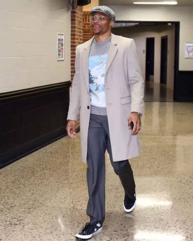 体坛记忆｜年入超四千万美金的库里是怎么消费的！（体坛往事丨年薪逾四千万美元的库里把钱都花在哪儿？）